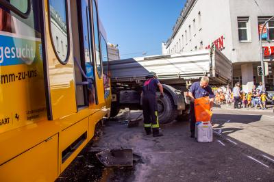 Stuttgart Ost: LKW kollidiert mit Stadtbahn